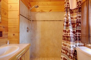 Hair dryer, towels - 7 Mi to Pigeon Forge: Romantic Couple's Getaway (Sevierville)