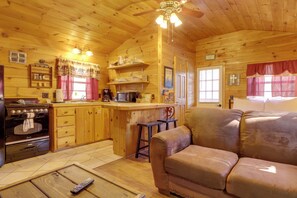 Interior - Couple's Retreat in Sevierville w/ Community Perks (Sevierville)