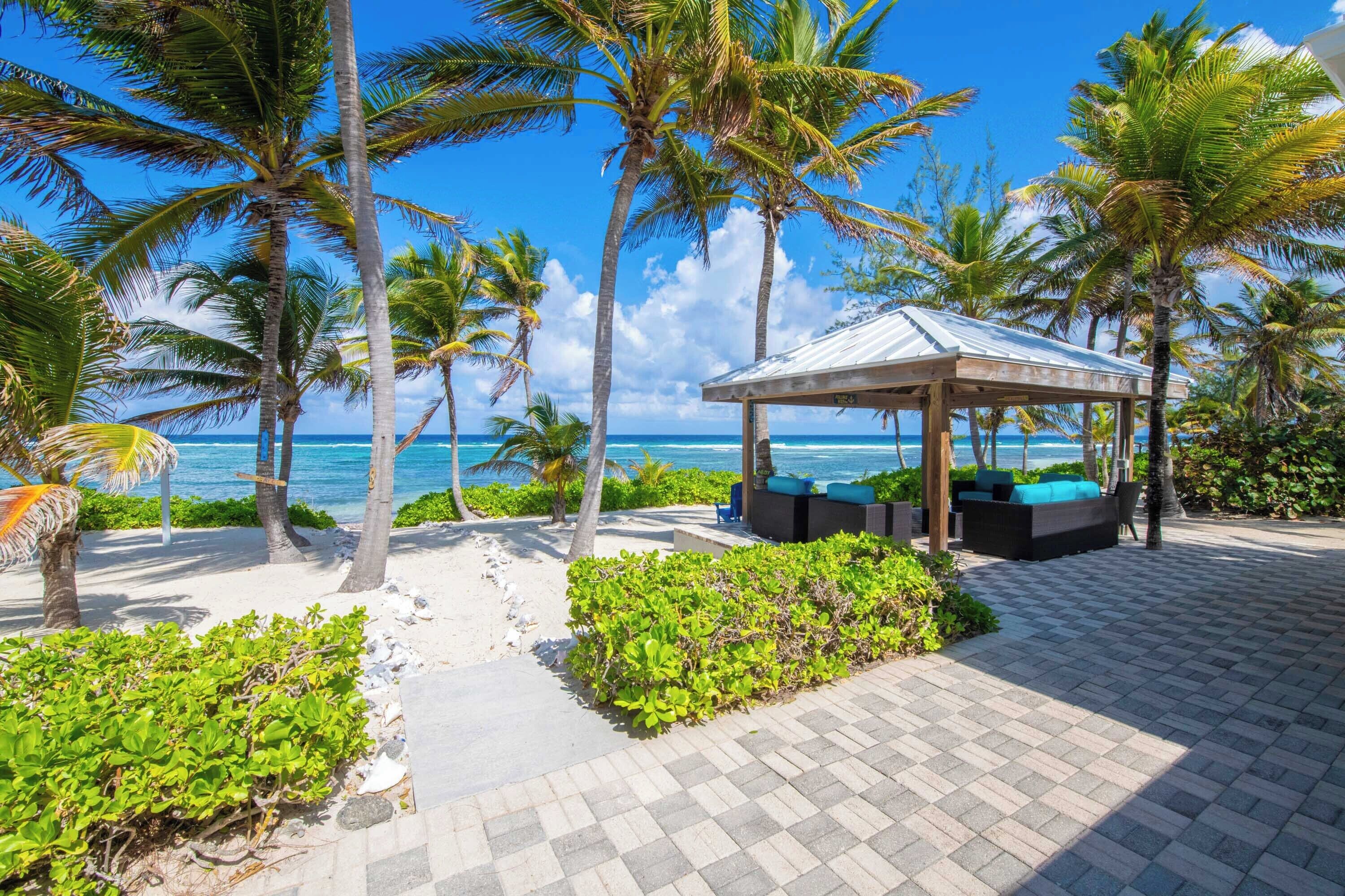 En la playa, camastros y toallas de playa 