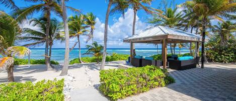 Plage, chaises longues, serviettes de plage