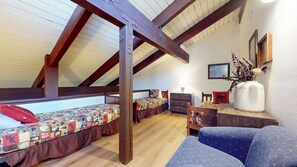 2 bedrooms, WiFi, bed sheets - Pet-Friendly Rustic Cabin. Near The Village & Lakes Basin, Pool and Hot Tub (Mammoth Lakes)