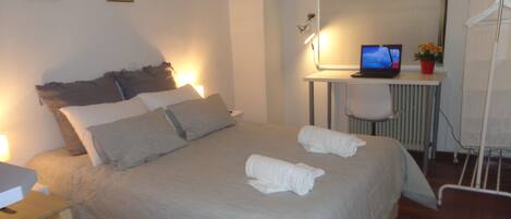 1 slaapkamer, een strijkplank/strijkijzer, internet, beddengoed