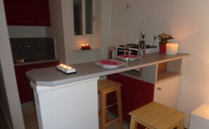 Fridge, oven, coffee/tea maker, cookware/dishes/utensils