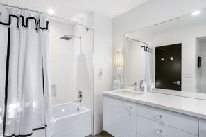 Douche, sèche-cheveux, serviettes fournies