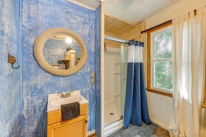 Hair dryer, towels - Affordable, Artsy, Unique! Blue Ridge Mtn-View Gem (Robbinsville)