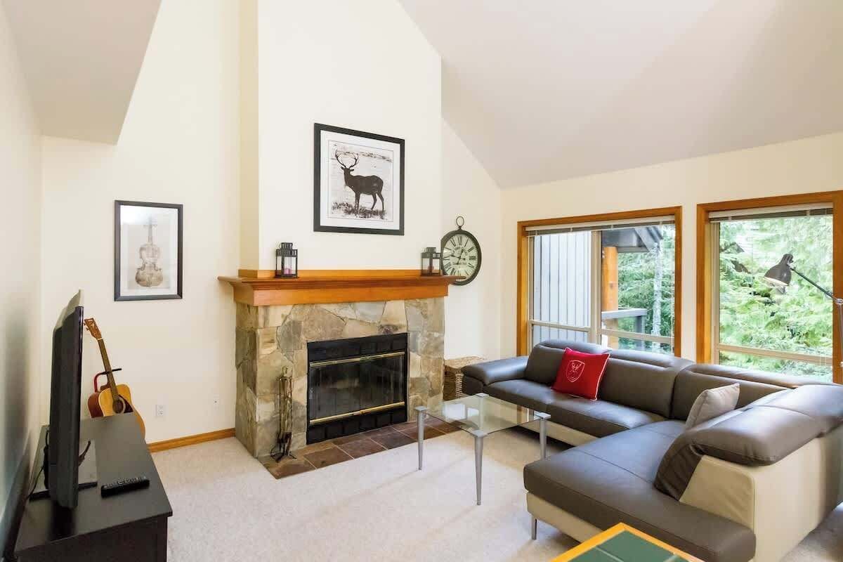 Smart TV, chimenea y oficina 