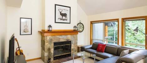 Smart TV, chimenea y oficina