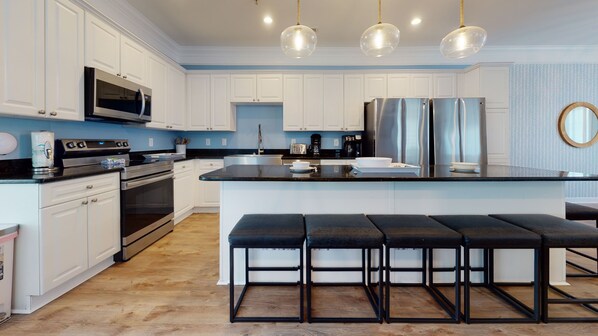 Frigorifero, microonde, forno, piano cottura