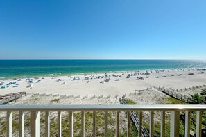 En la playa, windsurf, kayaks y paseos en botes de motor 