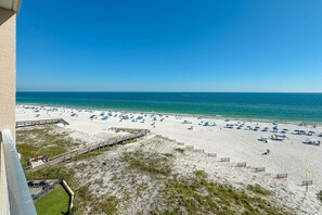 En la playa, windsurf, kayaks y paseos en botes de motor 