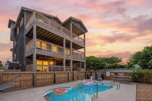 Carolina Cottage - Kitty Hawk, Oceanside, Walk to Beach, Pool, Hot Tub, Pool Table