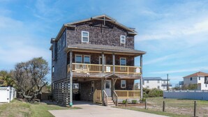 Un bâtiment à deux étages doté d’un balcon, d’un porche et d’une enseigne indiquant « Carolina Cottage ».