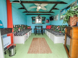 Books - The Cottage - 2 BR Beach Bungalow near Nightlife! (Surf City)