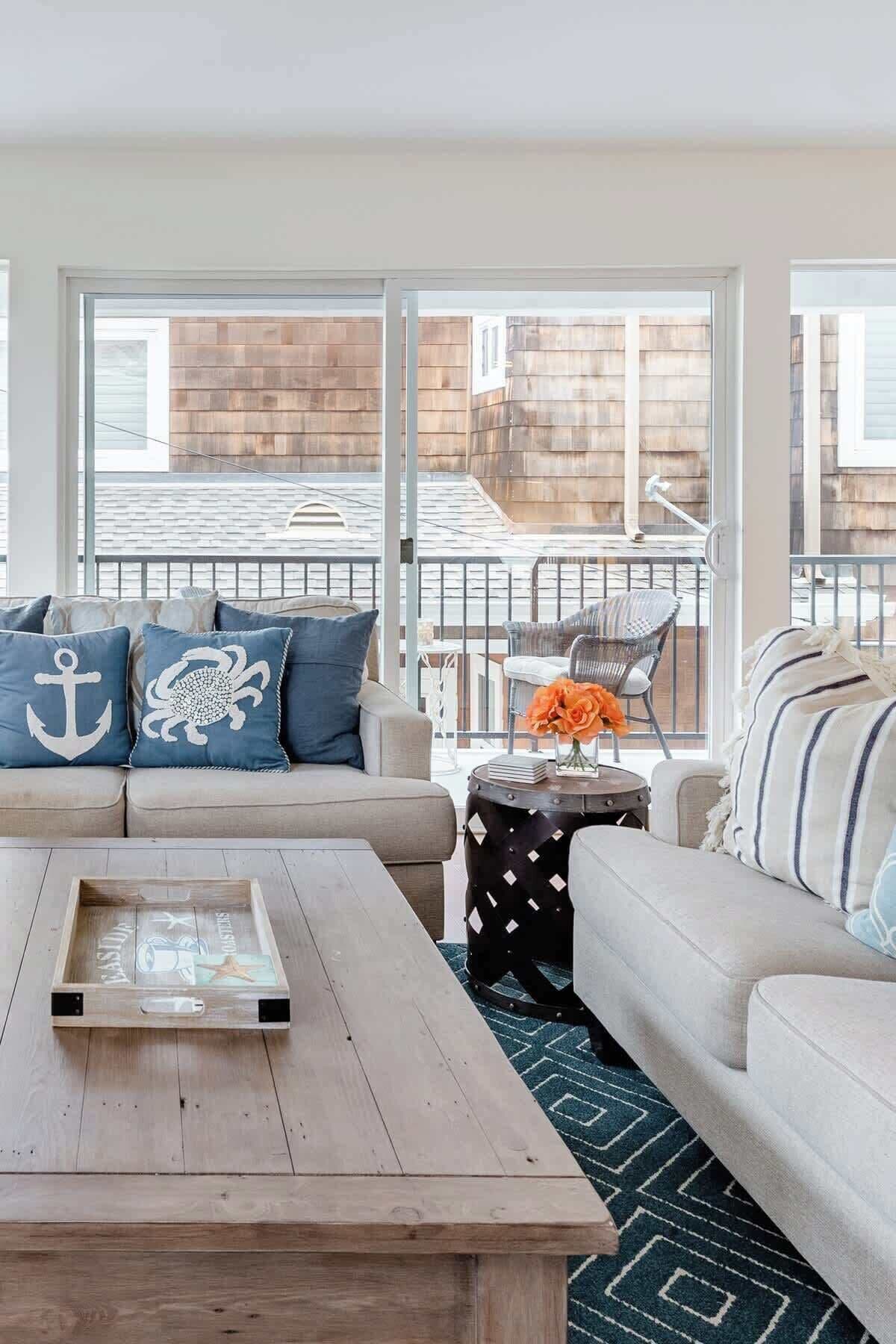 Smart TV, chimenea y oficina 