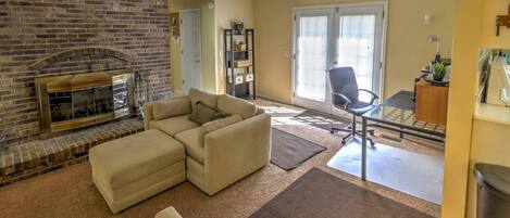 Fernseher, Kamin, DVD-Player