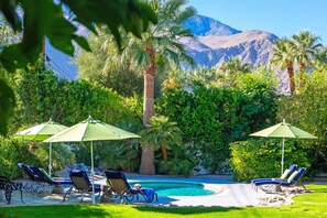 Beheizter Pool, Liegestühle