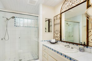 Shower, hair dryer, towels - Ruth Hardy Park Oasis – Walkable PS Escape (Palm Springs)