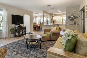 Smart TV, fireplace - Ruth Hardy Park Oasis – Walkable PS Escape (Palm Springs)
