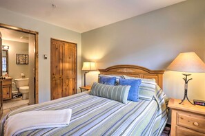 3 bedrooms, iron/ironing board, Internet, bed sheets - Walk to Ski Lift: Renovated Condo in Breckenridge! (Breckenridge)