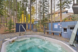 Outdoor spa tub - Walk to Ski Lift: Renovated Condo in Breckenridge! (Breckenridge)