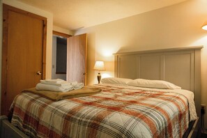 4 bedrooms, iron/ironing board, travel cot, Internet - Cozy Bartlett Townhome < 3 Mi to Attitash Mountain (Bartlett)