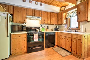 Fridge, microwave, stovetop, dishwasher - Cozy Bartlett Townhome < 3 Mi to Attitash Mountain (Bartlett)