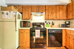 Réfrigérateur, micro-ondes, plaque de cuisson, lave-vaisselle