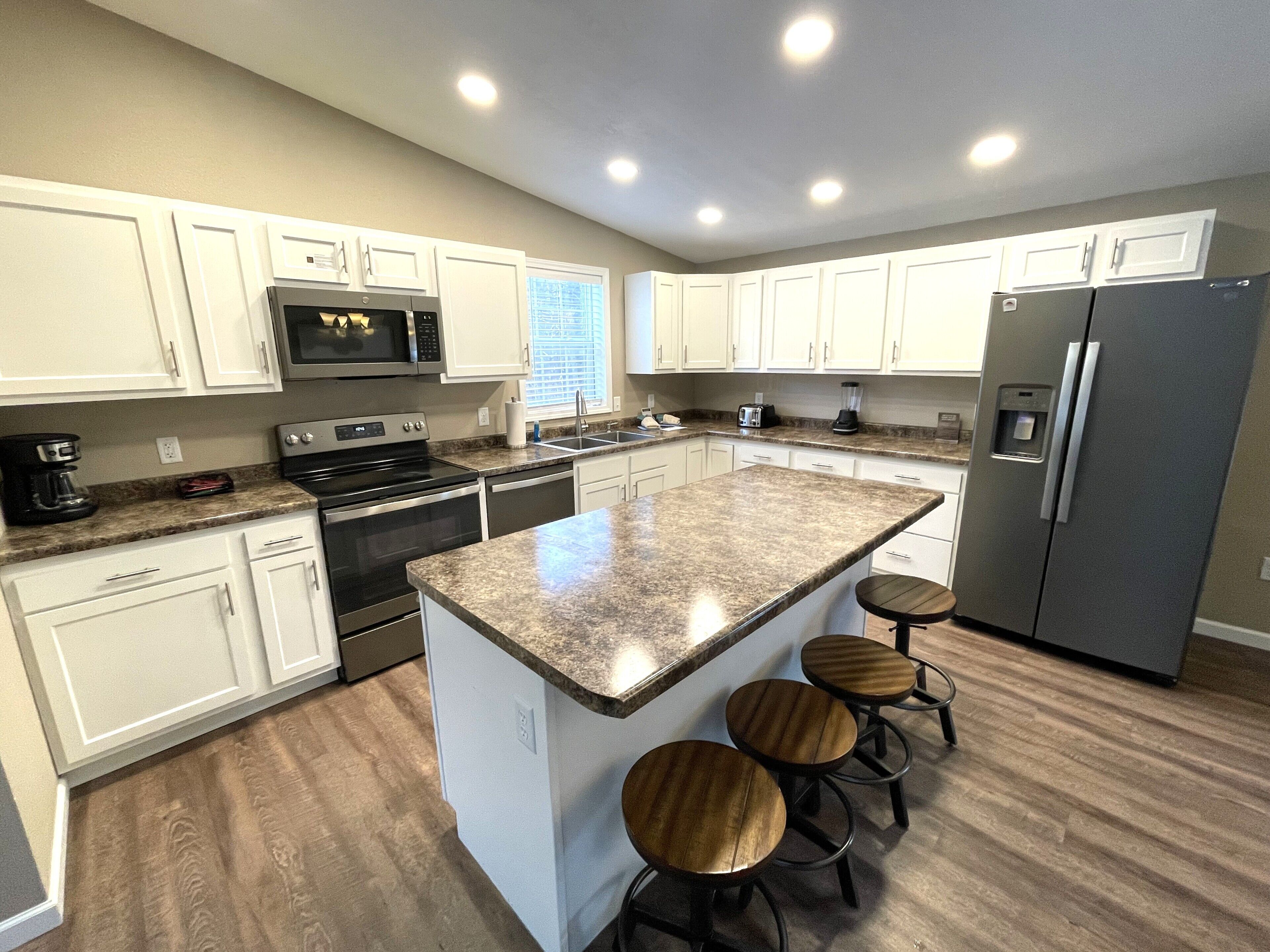 Køleskab, mikrobølgeovn, ovn, kogeplade