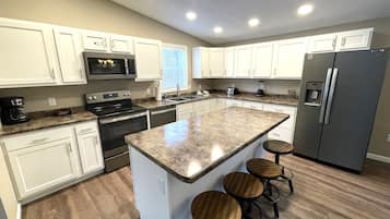 Køleskab, mikrobølgeovn, ovn, kogeplade