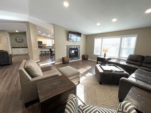 Smart-TV, Kamin, Arbeitsbereiche