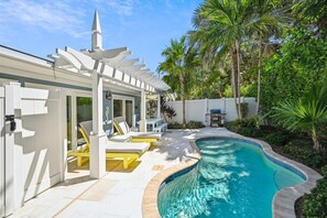 Una piscina al aire libre, una piscina climatizada