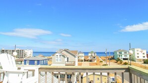 Zona residencial costera con casas y una playa al fondo.