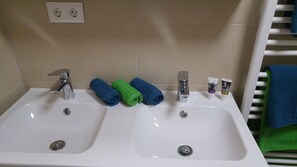 Regadera, secadora de cabello, toallas 