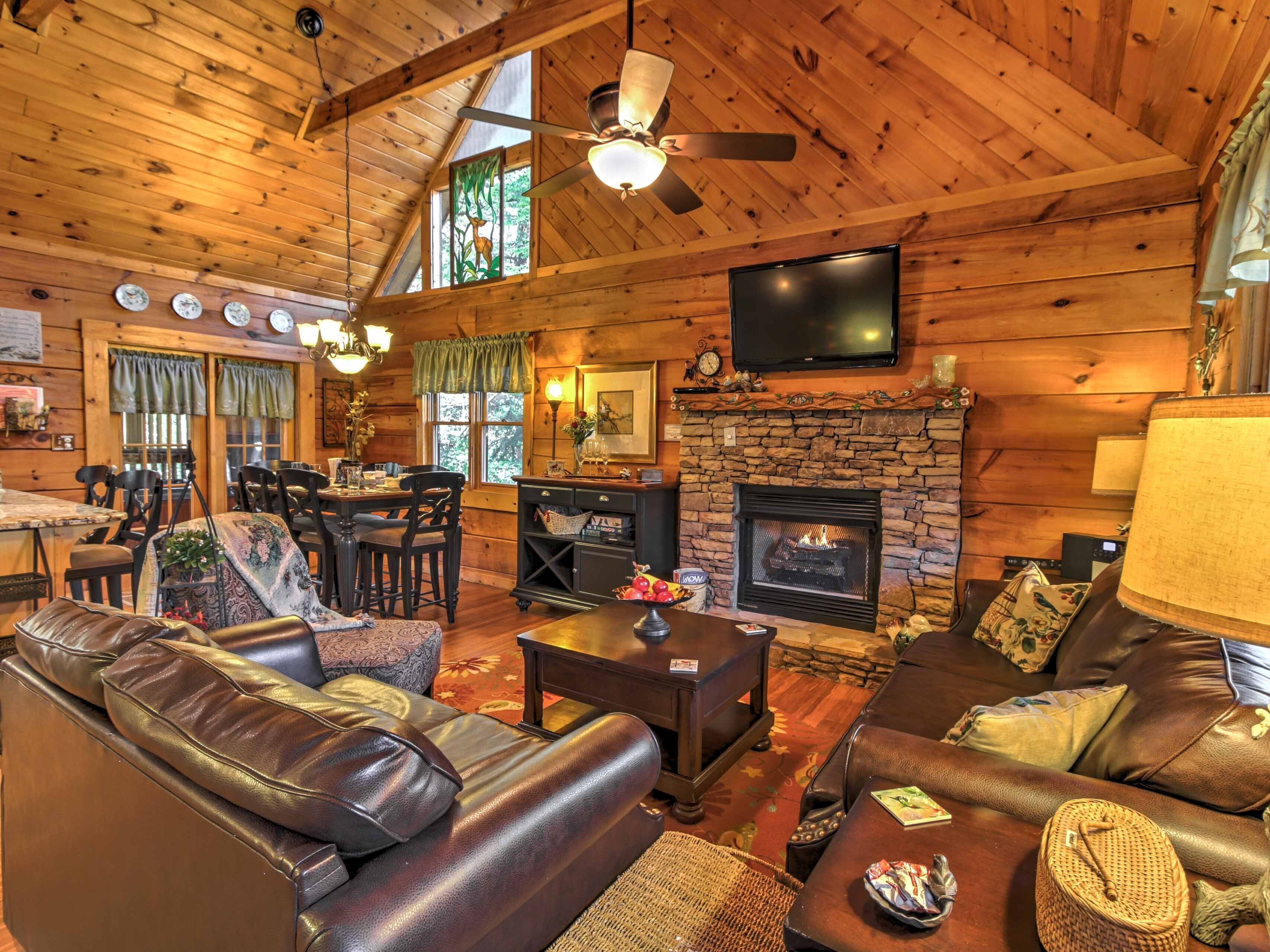 'Cozy Nest' Gatlinburg Cabin w/ Porch & Jacuzzi!