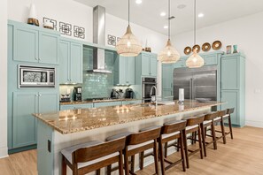 冷蔵庫、電子レンジ、オーブン、コンロ