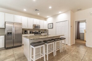 冷蔵庫、電子レンジ、オーブン、コンロ