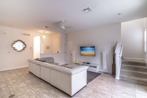 Smart TV, DVD player - 4BR End Unit | Private Pool & Resort Perks | Near Disney | Exclusive Extended Stay Discounts (Kissimmee)