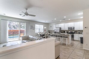 冷蔵庫、電子レンジ、オーブン、コンロ