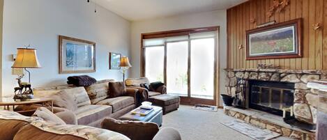Smart TV, fireplace, stereo