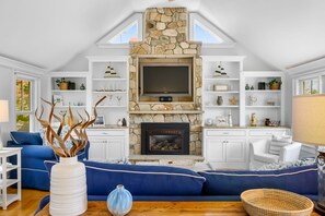 TV, lareira, DVD player, serviços de streaming