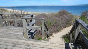 Beach nearby - Walk to Beach and Town, Hot tub, Sleeps 8, Pet Friendly (Chatham)