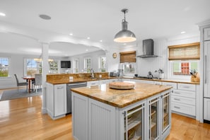Full-sized fridge, microwave, oven, stovetop