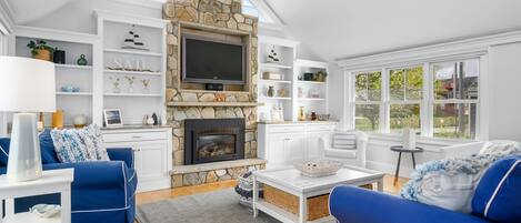 Een televisie, een open haard, een dvd-speler en streamingdiensten