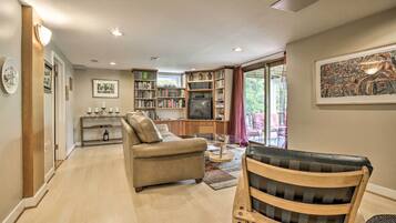 TV, fireplace, DVD player, books