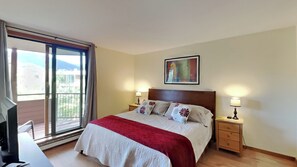 2 bedrooms, WiFi (free), bed sheets - Charming condo in the heart of Dillon, providing both comfort and harmony. (Dillon)