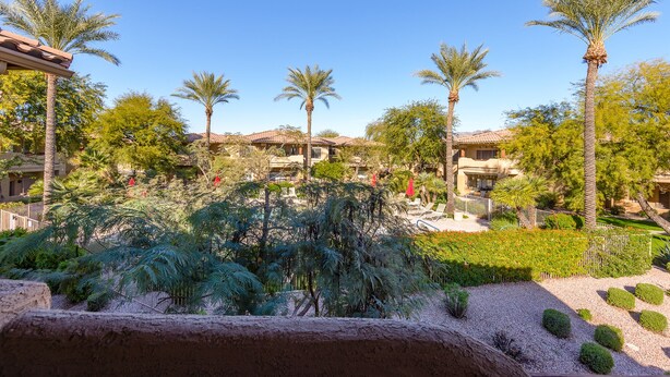Un complexe hôtelier comprenant plusieurs villas, des palmiers et un jardin bien entretenu.