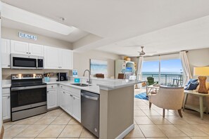 Kjøleskap, mikrobølgeovn, ovn og kokeplater