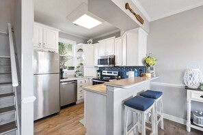 Refrigerador, microondas, lavavajillas y cafetera y tetera 