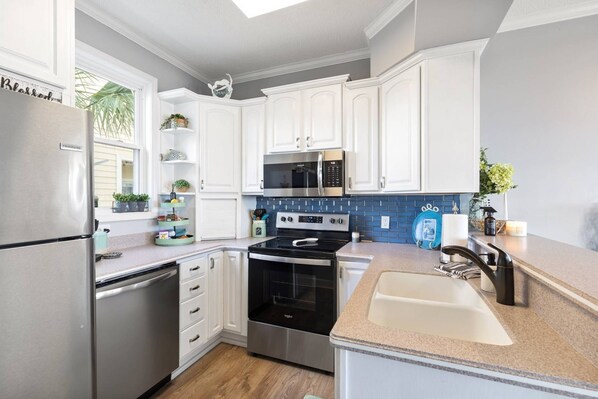 Réfrigérateur, micro-ondes, lave-vaisselle, cafetière/bouilloire