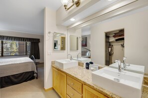 1 bedroom, desk, Internet, bed sheets